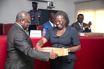 Côte d'Ivoire / Cour de cassation : le président Yua Koffi remet des équipements informatiques aux magistrats