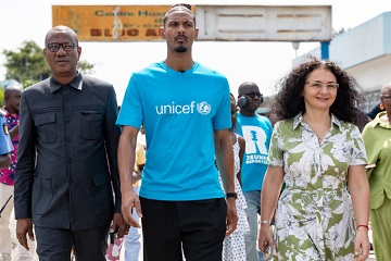 Côte d’Ivoire / Le footballeur Sébastien Haller et Unicef, en visite au Centre Mère Kangourou du CHU de Treichville